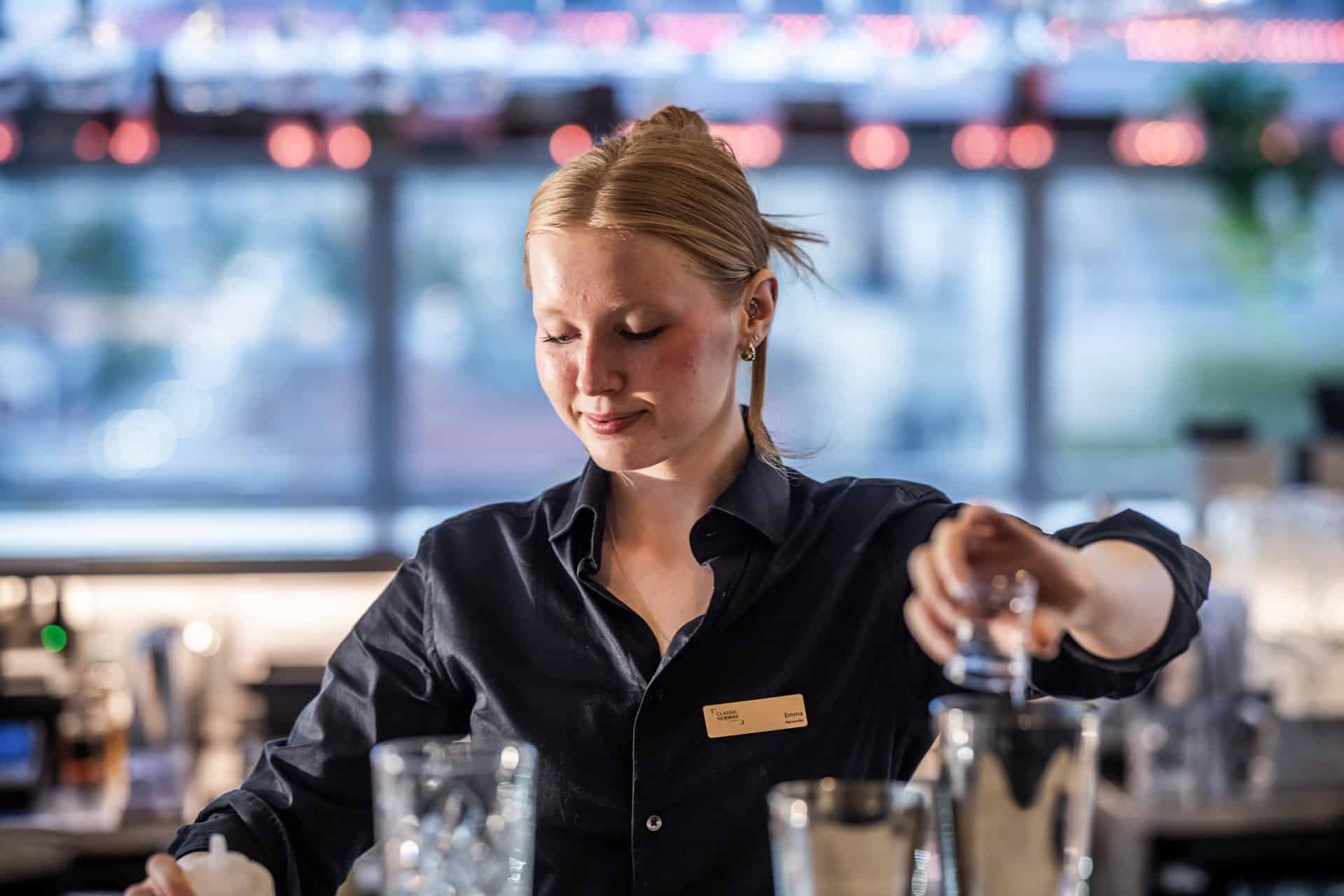Bartender som tilbereder drikke i Toppen Skybar på Aksjemøllen Boutiquehotell.
