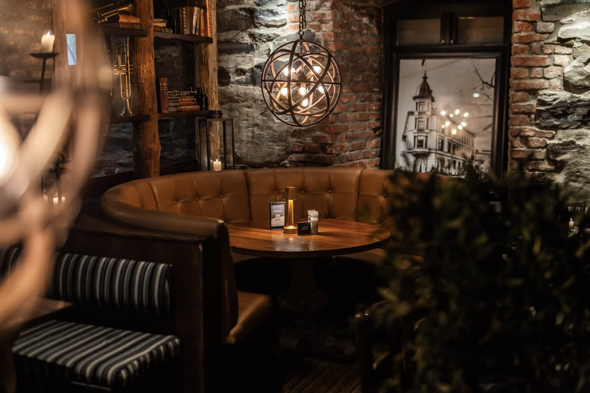 Hyggelig spiseområde med rustikke detaljer hos Egon Restaurant i Lillehammer.