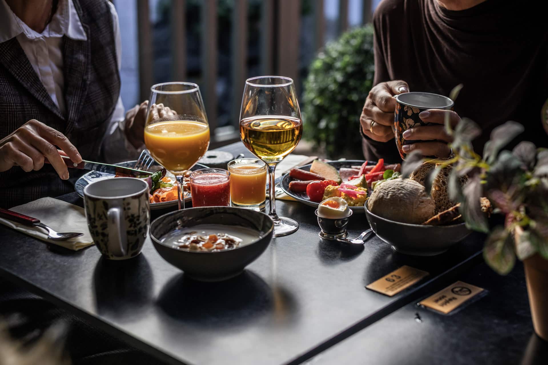 Frokostbord med kaffe, juice og ulike frokostretter ved Aksjemøllen Boutiquehotell.