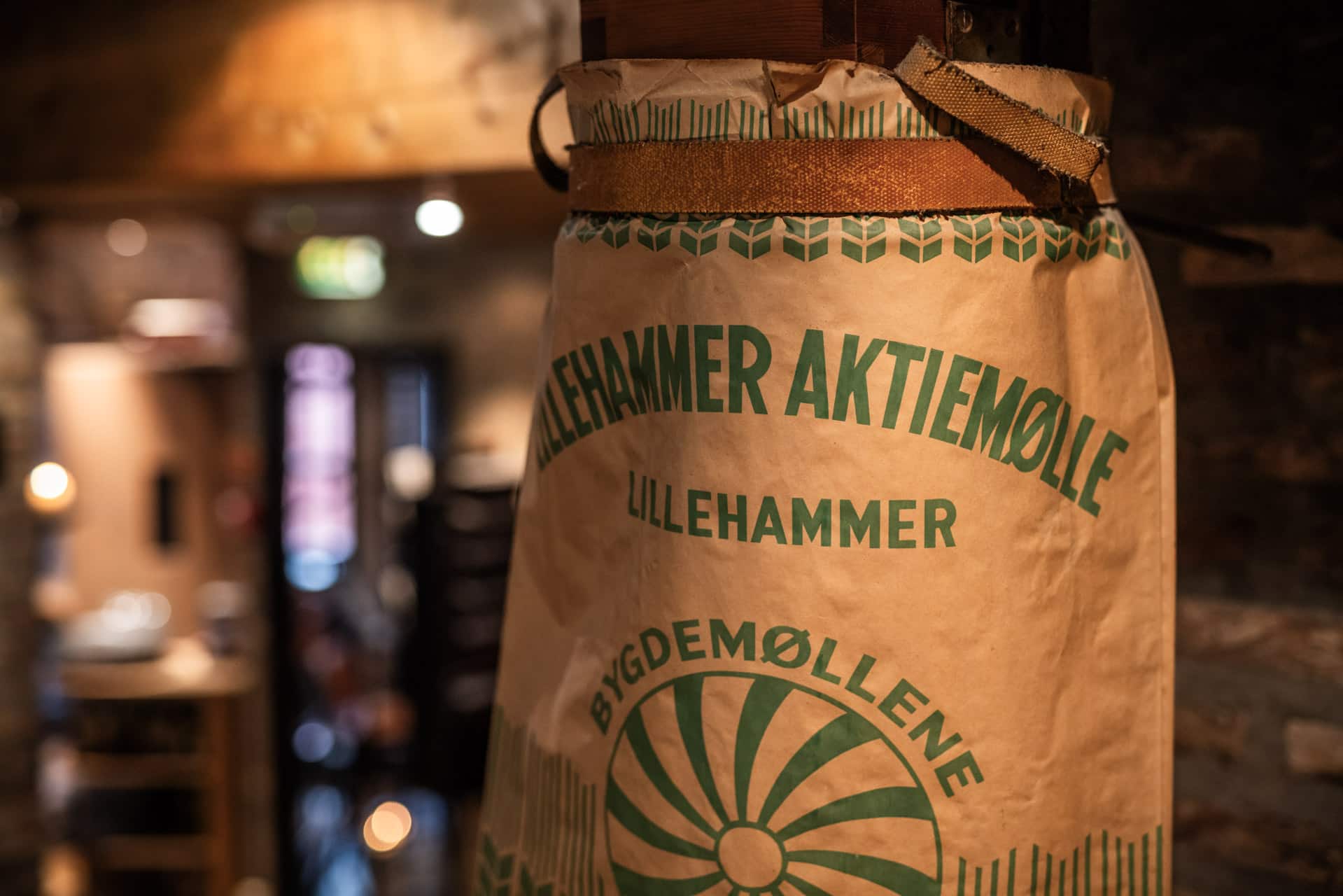 Gammel kornsekk med trykt motiv som dekorasjon hos Egon Restaurant.