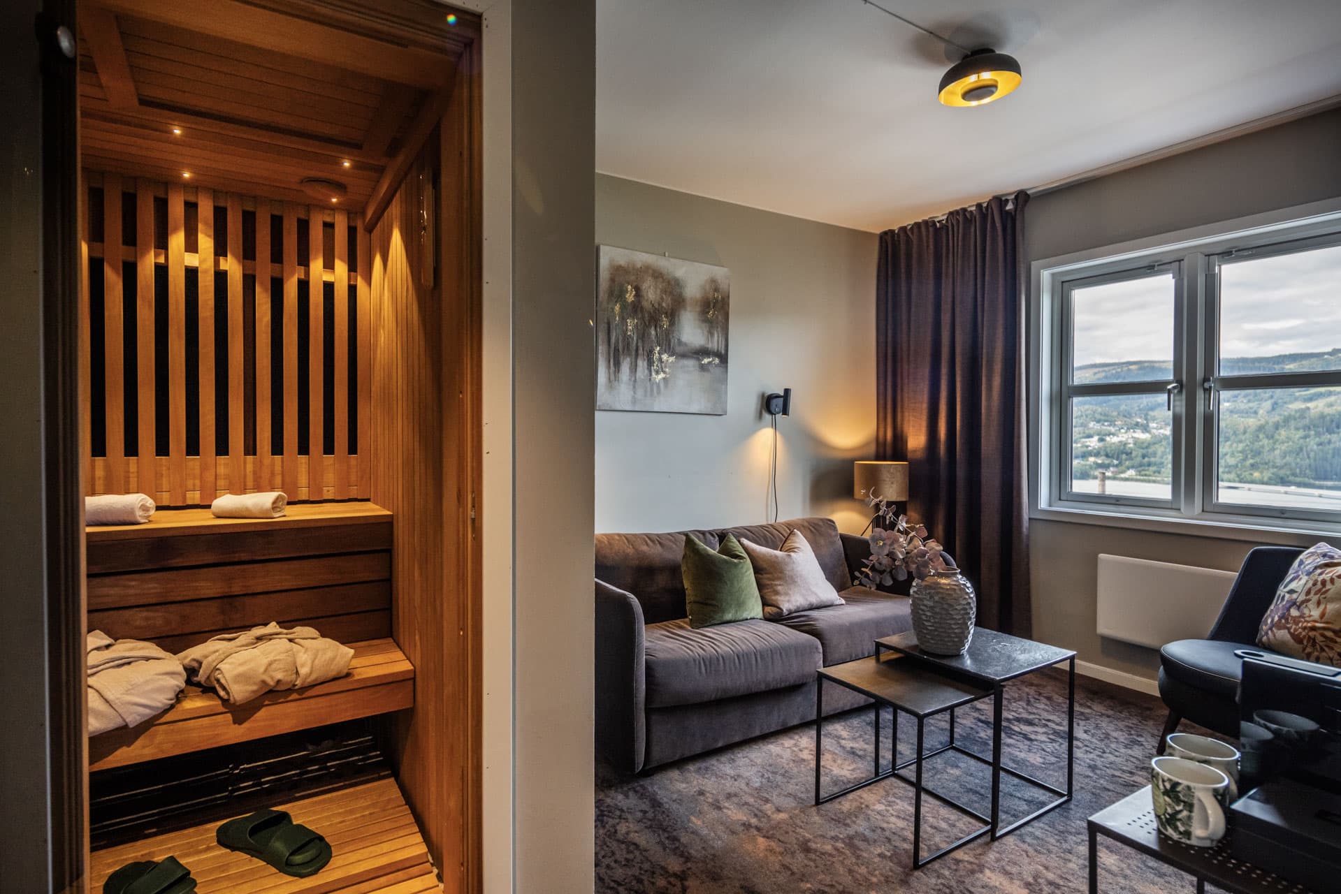 Privat badstue med trepanel og benker i suite på Aksjemøllen Boutiquehotell.