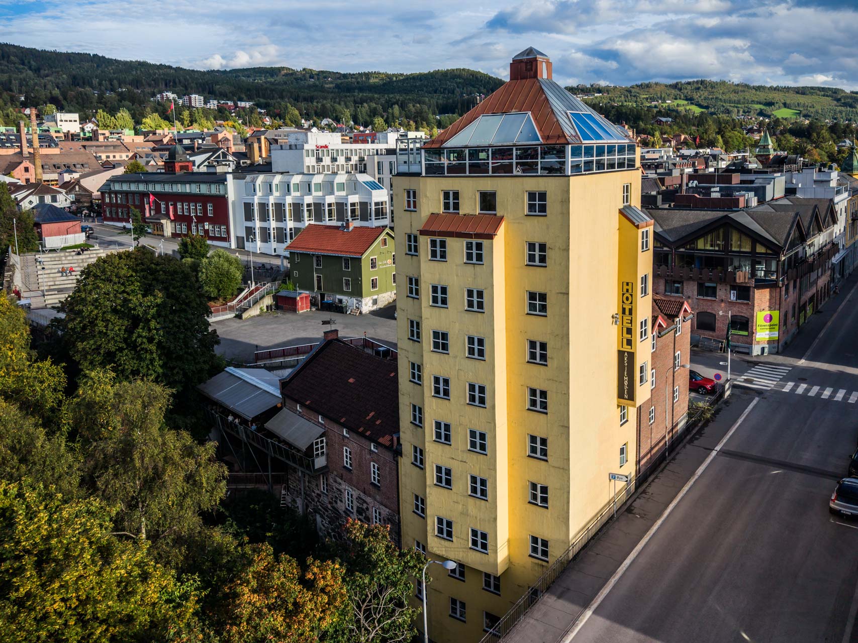 Aksjemøllen Boutiquehotell med karakteristisk gul fasade i Lillehammer sentrum.